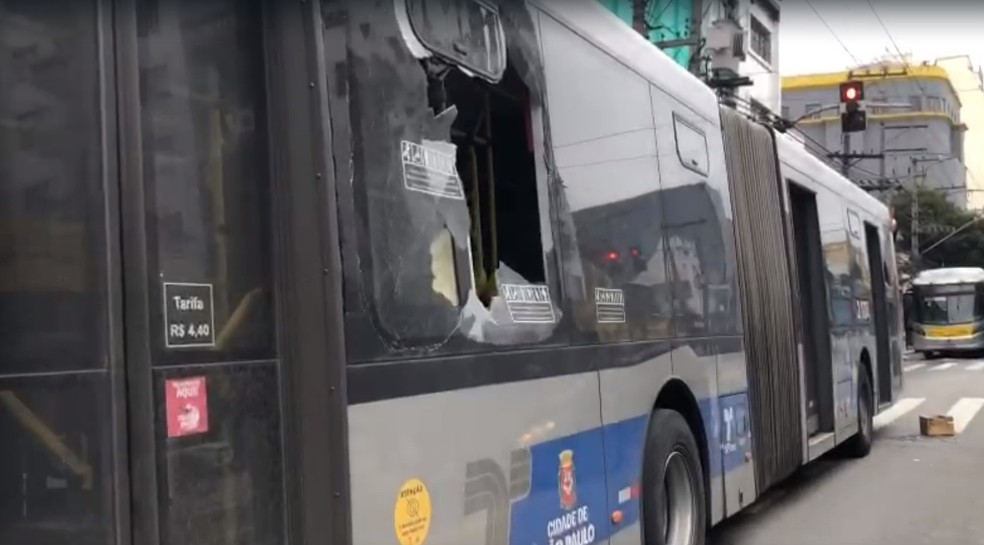 Polícia usa bombas de efeito moral em manifestação de vendedores ambulantes  no Brás; ônibus são depredados, São Paulo