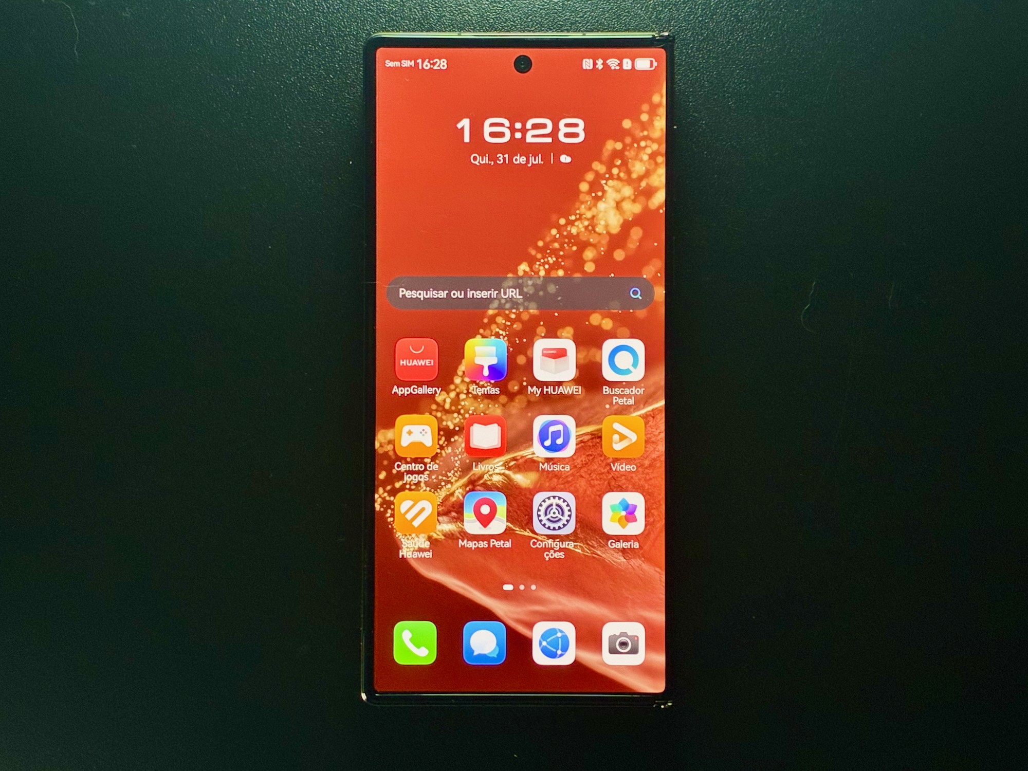 Huawei Mate XT Ultimate Design fechado, com a tela principal ligada — Foto: Henrique Martin/g1