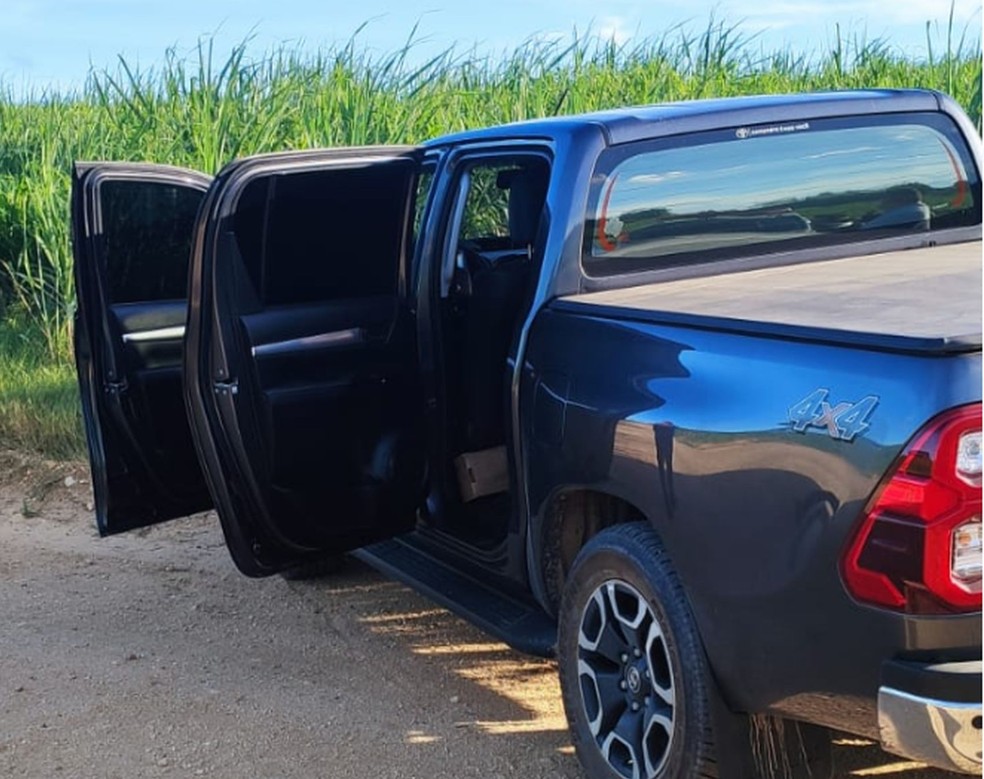 Carro de vítima foi abandonado na BR-101 em Sergipe — Foto: SSP/SE