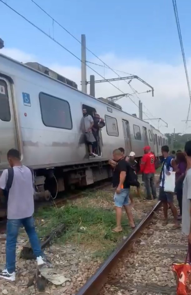 Trem do ramal Belford Roxo sai dos trilhos e causa transtorno para passageiros da Supervia