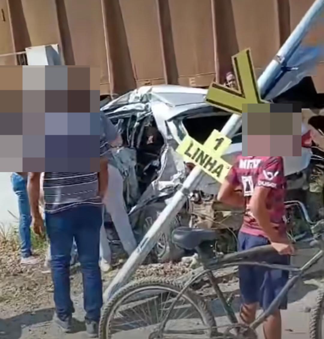 Carro é atingido por trem em Vassouras