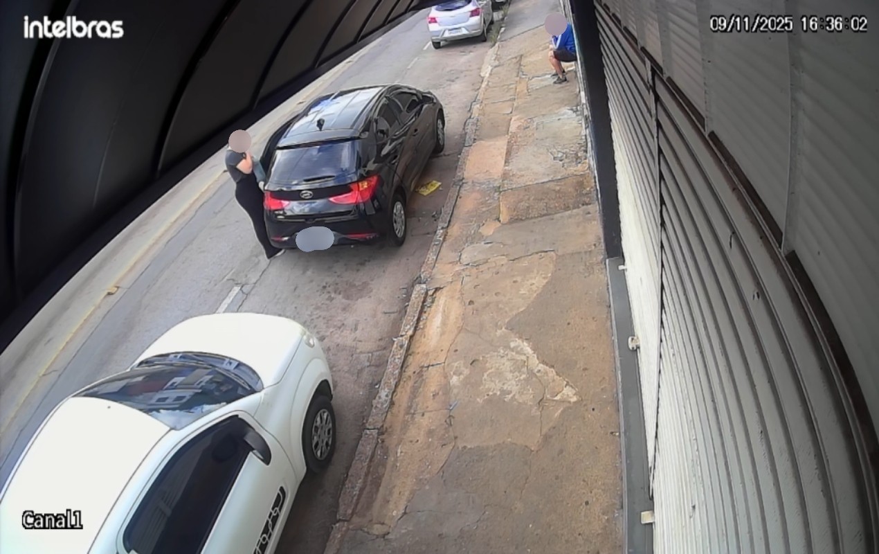 VÍDEO: câmera de segurança flagra homem que invade carro, tenta roubar mulher e foge em Itapeva