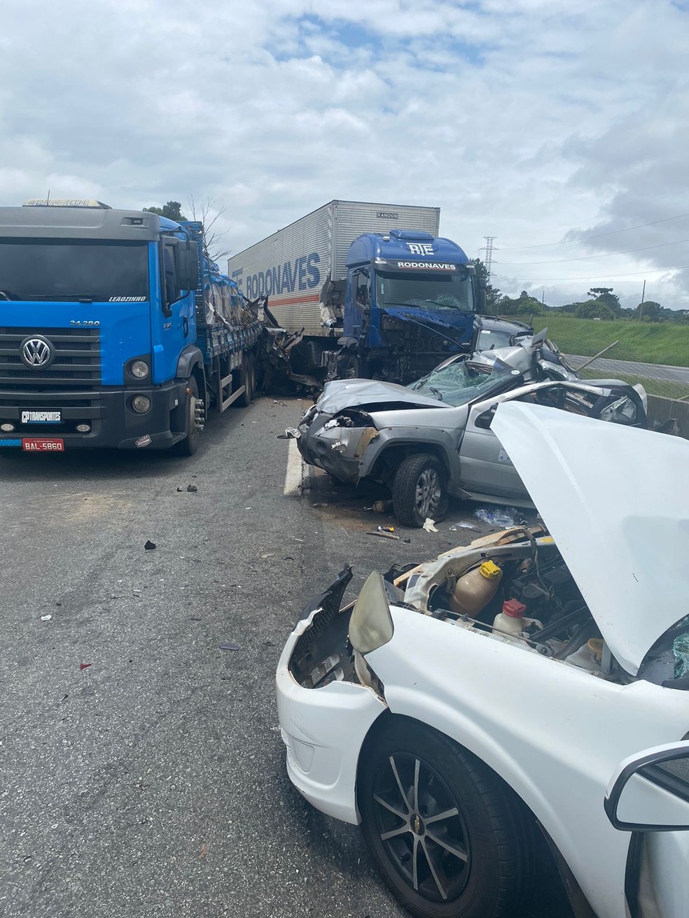 Acidente envolve sete veculos na BR-116, em Piraquara — Foto: BPMOA