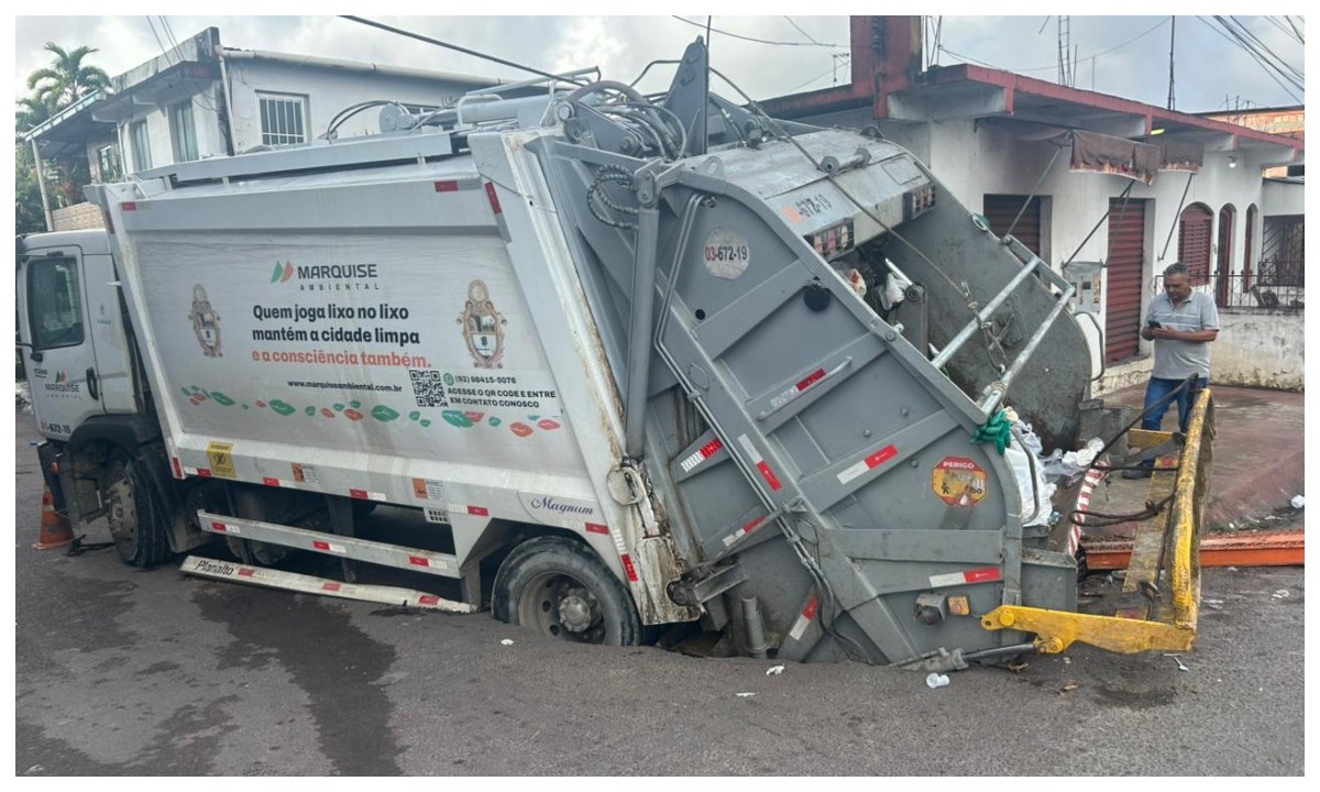 Caminhão de coleta de lixo cai em cratera aberta após rompimento de tubulação em Manaus