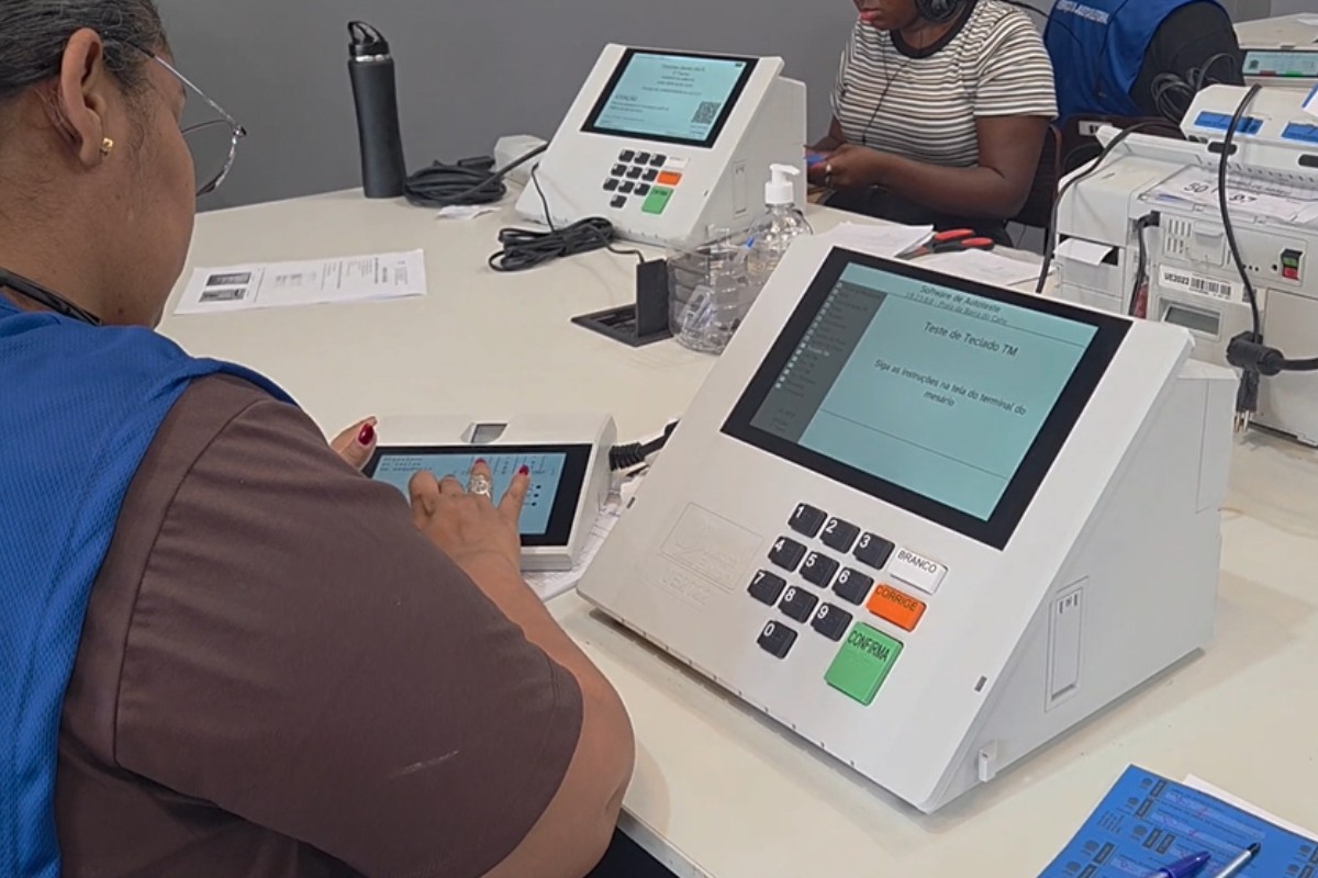 Mais de 329 mil eleitores estão aptos a votar neste domingo em Macaé, Rio das Ostras e Casimiro de Abreu; urnas são distribuídas