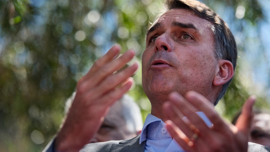 Flávio volta a defender 'redemocratização' e critica STF: 'Não dá para admitir'