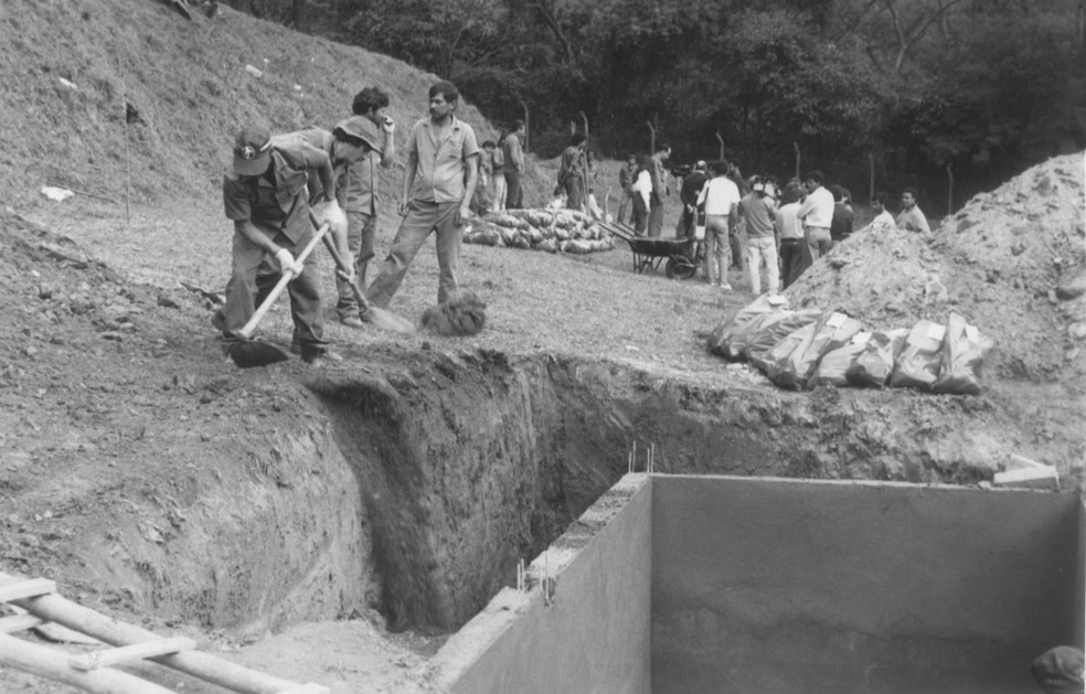 Brasil, São Paulo, SP. 04/09/1990. Funcionários da prefeitura colocam em sacos plásticos cerca de 1.500 ossadas encontradas em uma vala do cemitério Dom Bosco em Perus, zona oeste da capital — Foto: Itamar Miranda/Estadão Conteúdo/Arquivo