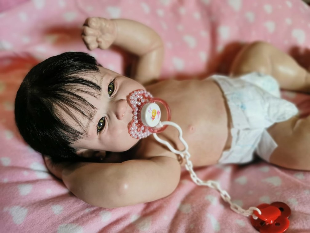 Mãe e filha produzem bonecos reborn com direito a certidão de nascimento em  RR: 'levando amor', Roraima
