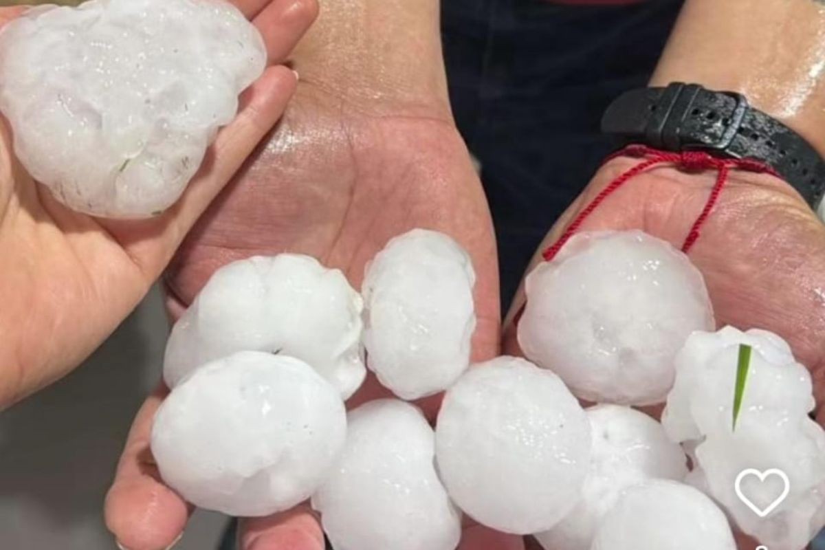 Pedras de granizo de 100 gramas, alagamentos e desalojados: chuva forte causa estragos em cidades do Paraná