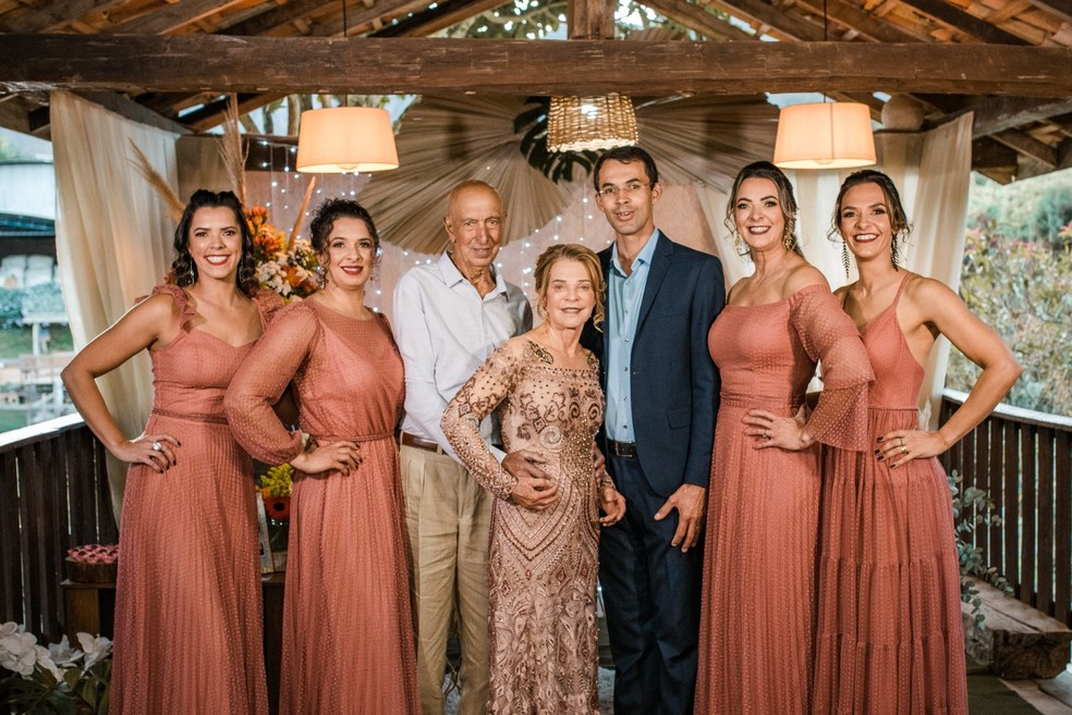Família da Liza no dia em que os pais comemoraram Bodas de Ouro — Foto: Acervo pessoal