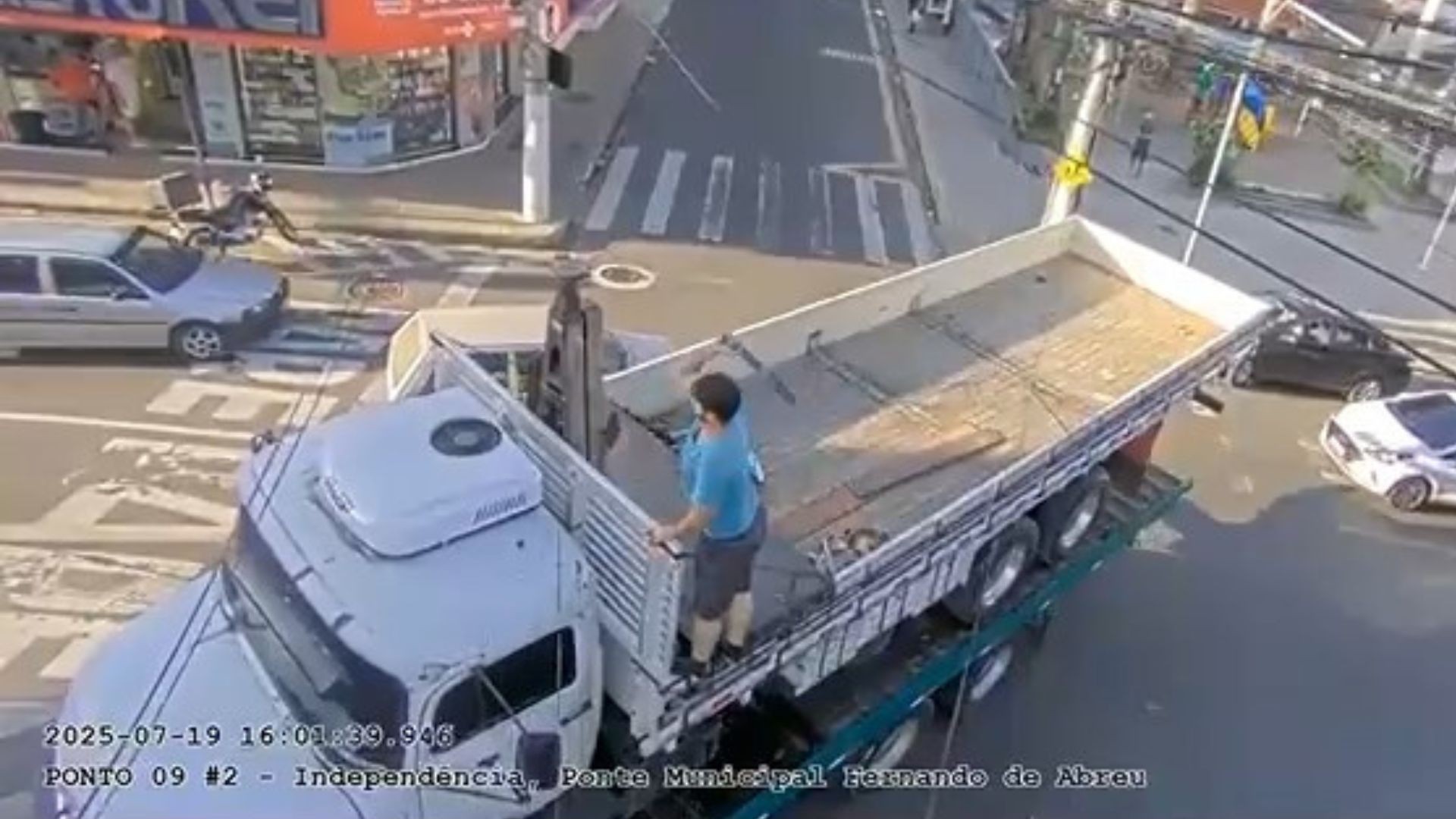VÍDEO: motorista usa facão para cortar cabos de câmeras e liberar caminhão preso no ES