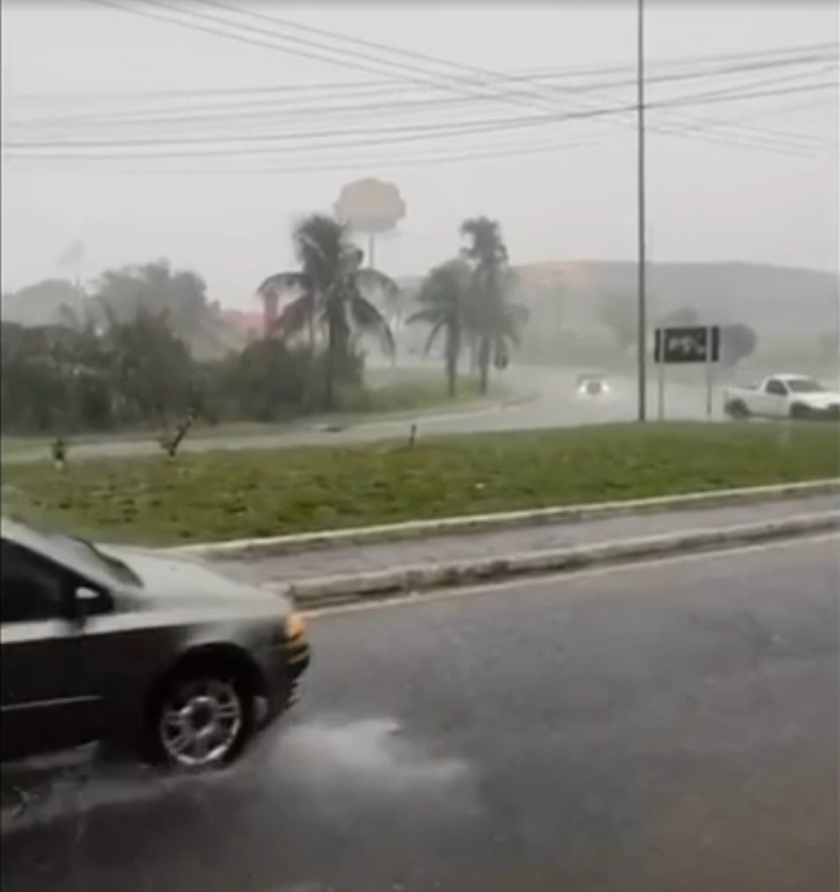 Raio atinge trevo em Araruama enquanto morador alerta sobre tempestade; VÍDEO