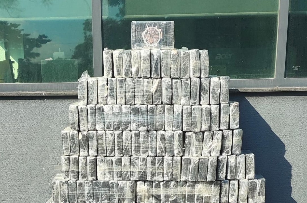 Polícia Rodoviária apreende 300 kg de cocaína em caçamba de caminhonete na SP-310 