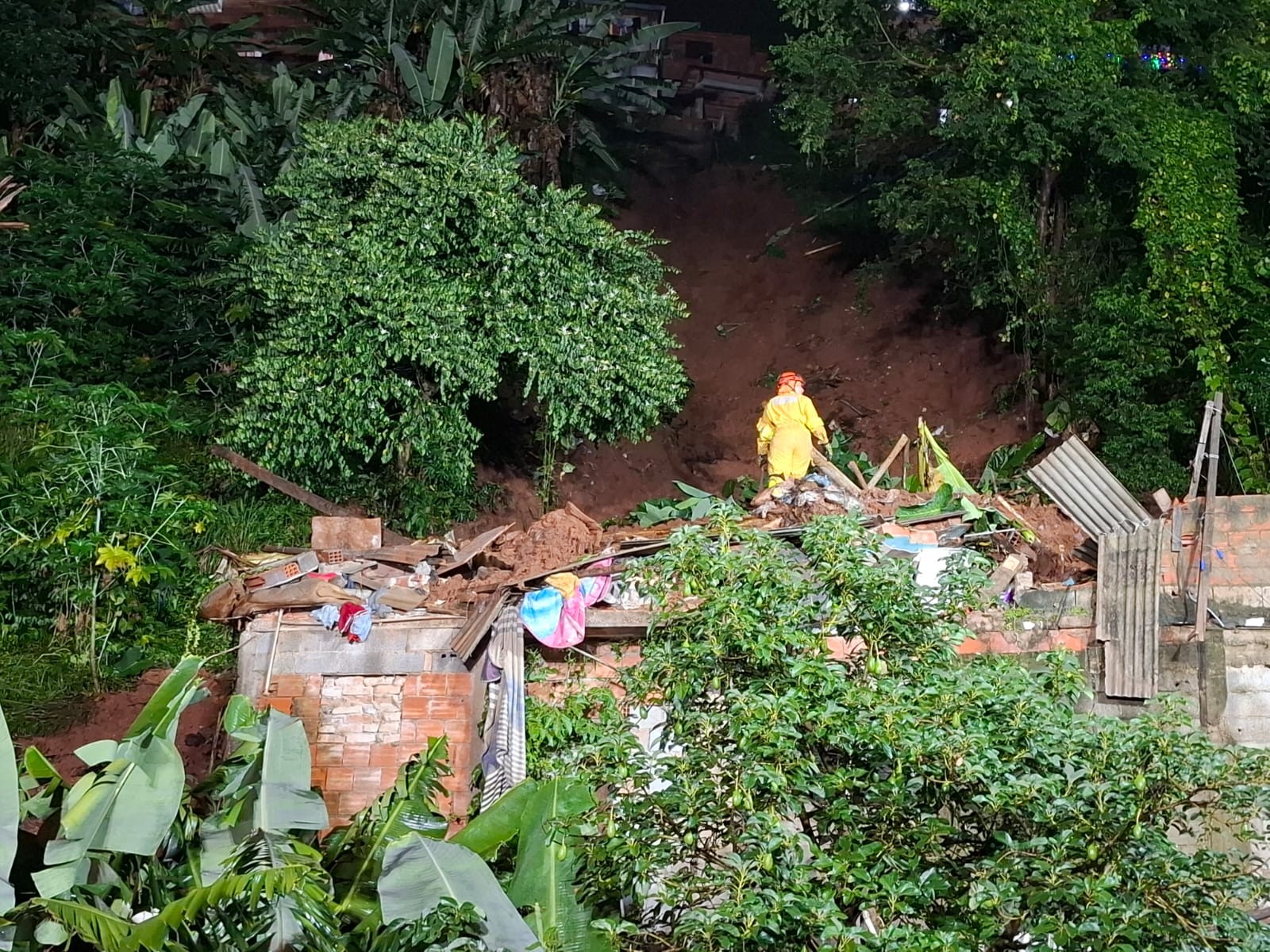 Morador diz que mulher que morreu em deslizamento de terra em Várzea Paulista gritou por ajuda: 'Fizemos de tudo'