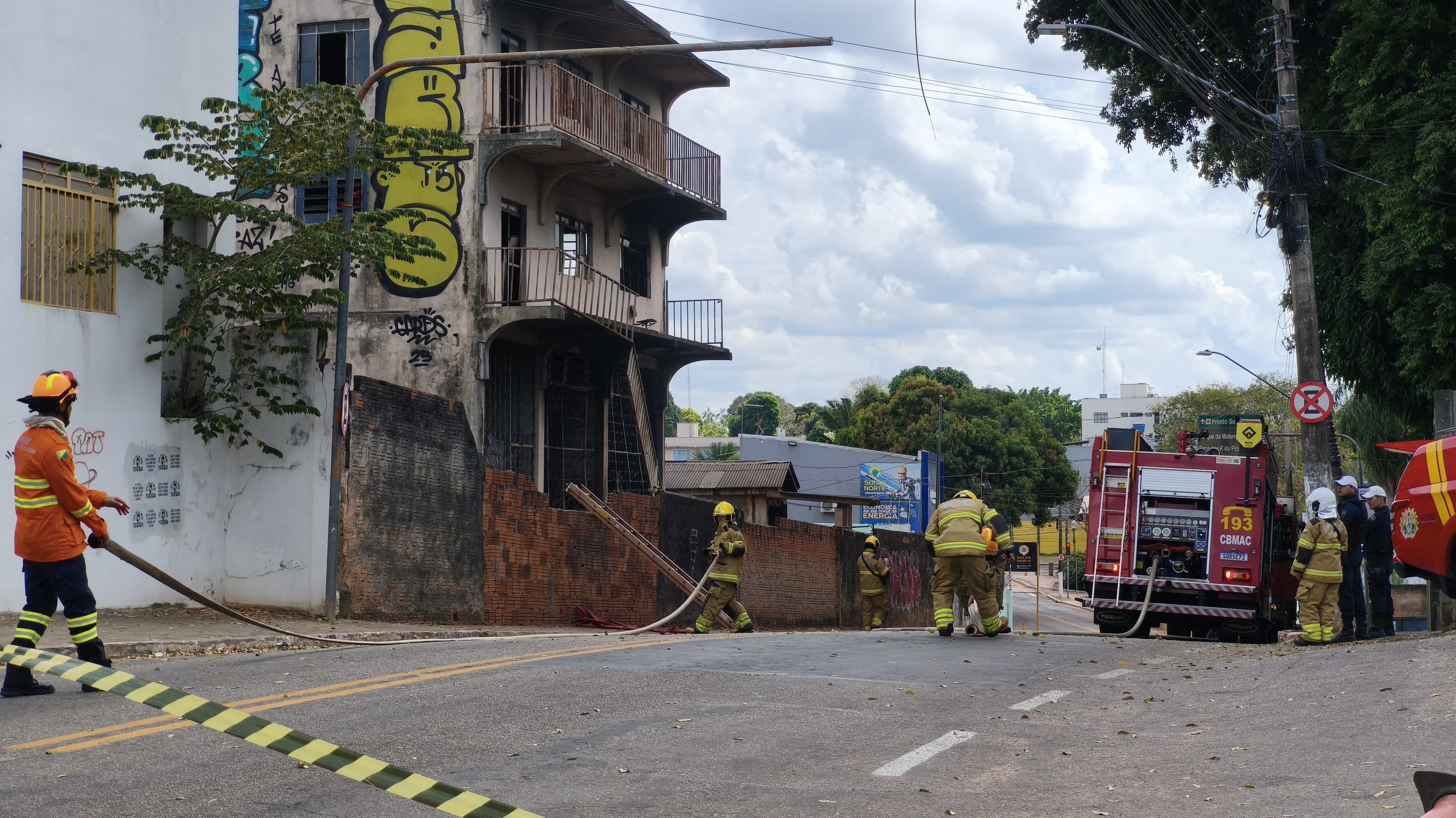 VÍDEO: prédio abandonado pega fogo em frente ao Hospital da Criança no AC; ninguém se feriu