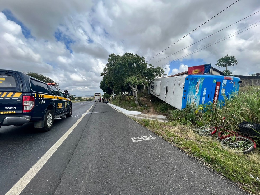 Ônibus que levava romeiros a Juazeiro do Norte tomba em rodovia da PB — Foto: Zuila David/TV Cabo Branco