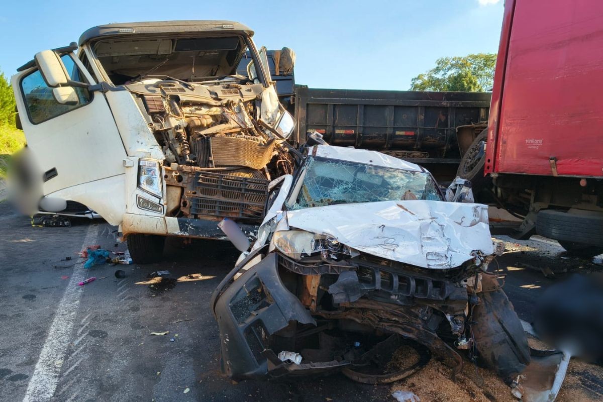 Batida envolvendo dois carros, um caminhão e uma carreta mata uma pessoa e deixa outra ferida, no Paraná