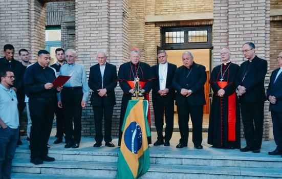 Cardeais brasileiros rezam por intercessão de Nossa Senhora Aparecida para o conclave