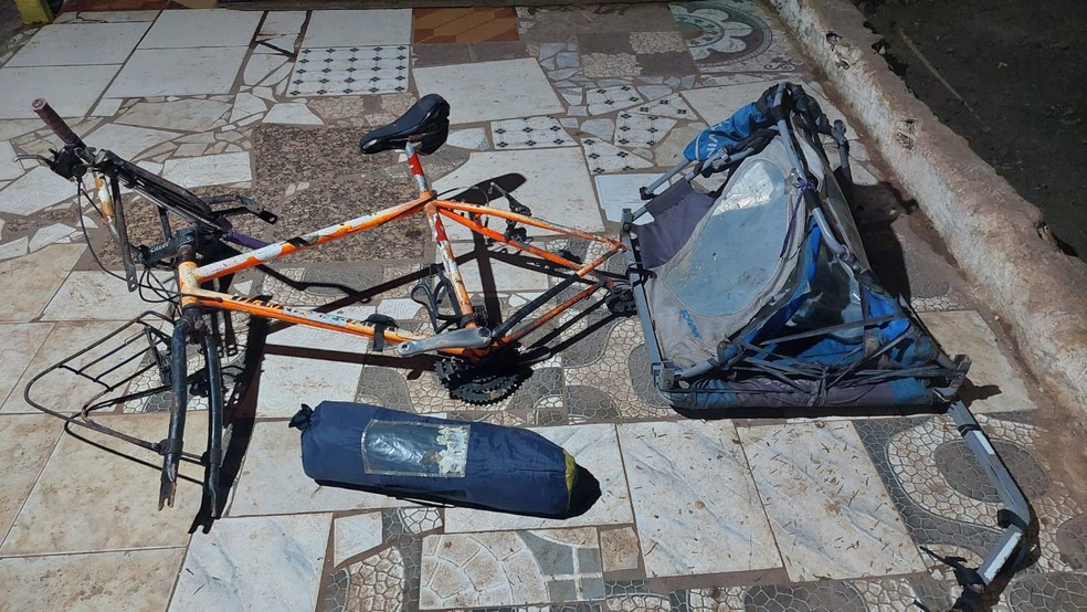 Bicicleta e pertences da venezuelana encontrados no interior do Amazonas. — Foto: Francisco Carioca, da Rede Amazônica.