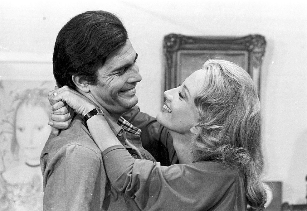 Tarcísio Meira e Glória Menezes na novela 'Espelho Mágico' (1977) — Foto: Acervo Grupo Globo