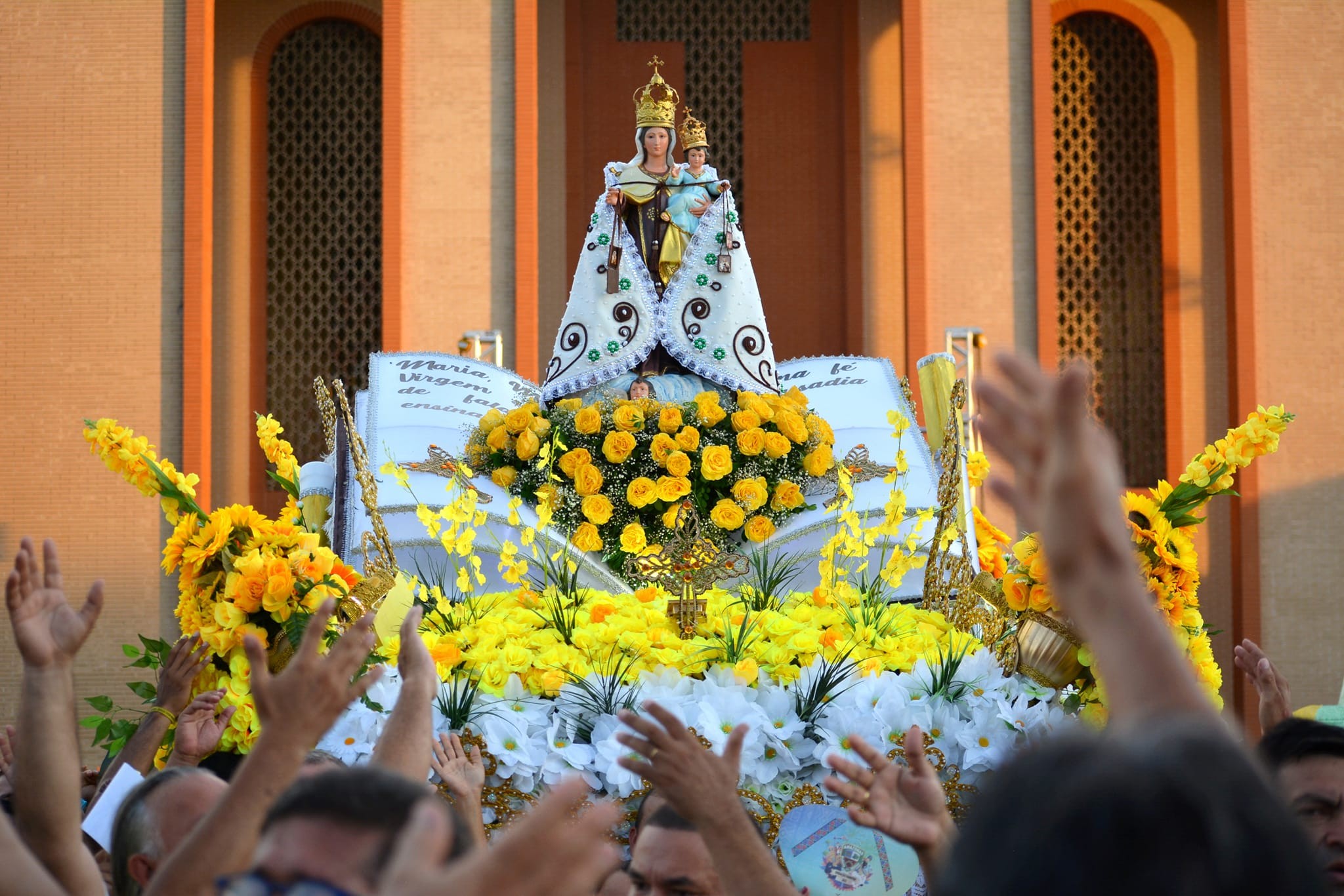 Festival de Parintins nasceu da fé católica e da campanha para construir a catedral da cidade