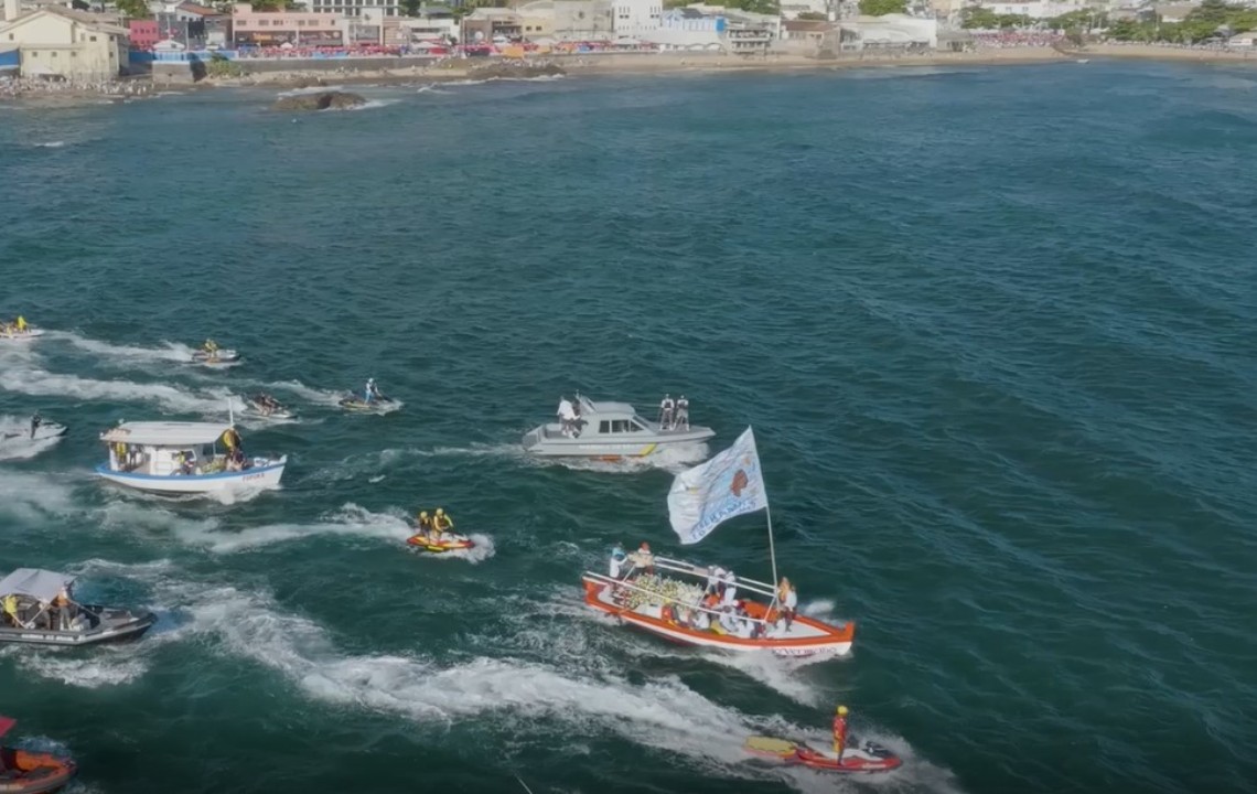 Festa de Iemanjá une sagrado e profano em celebração à Rainha do Mar em Salvador