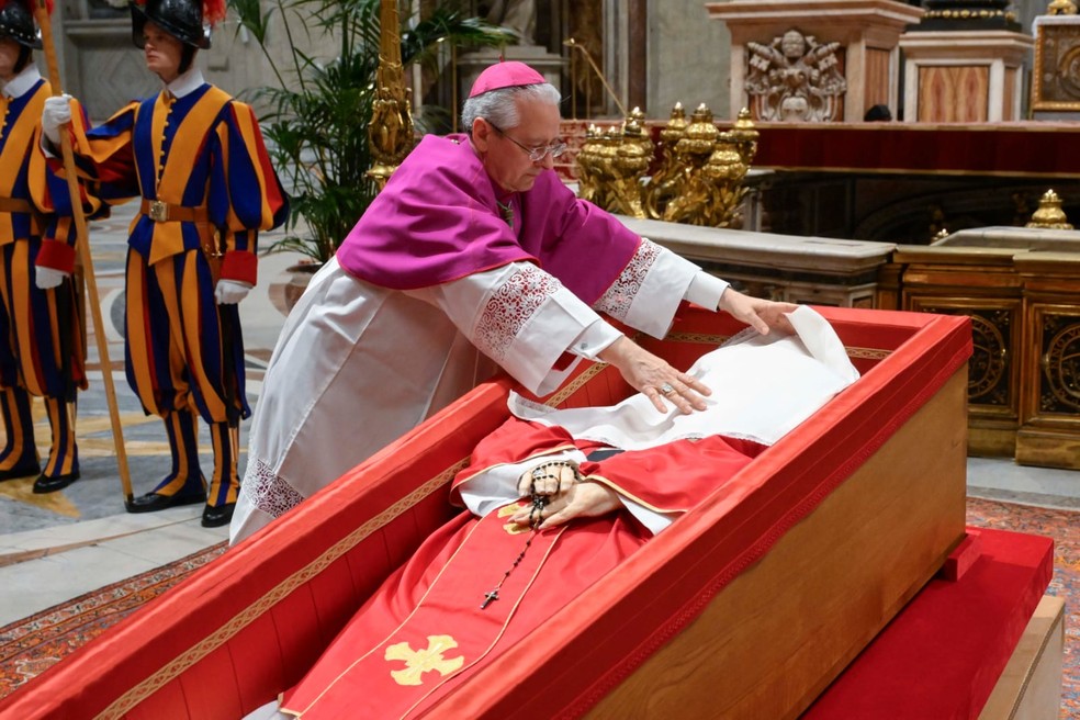 Véu branco é colocado para cobrir o rosto do papa Francisco, em 25 de abril de 2025 — Foto: Vaticano