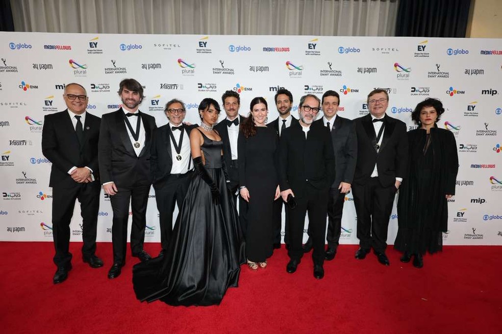 Equipe e elenco de 'Mania de Você' no Emmy Internacional 2025 — Foto: Luiz C. Ribeiro