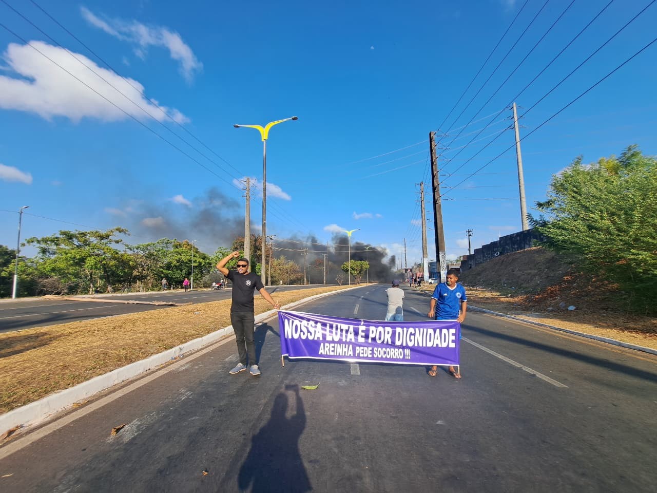 Moradores fecham Avenida dos Africanos em protesto por melhorias na Areinha, em São Luís