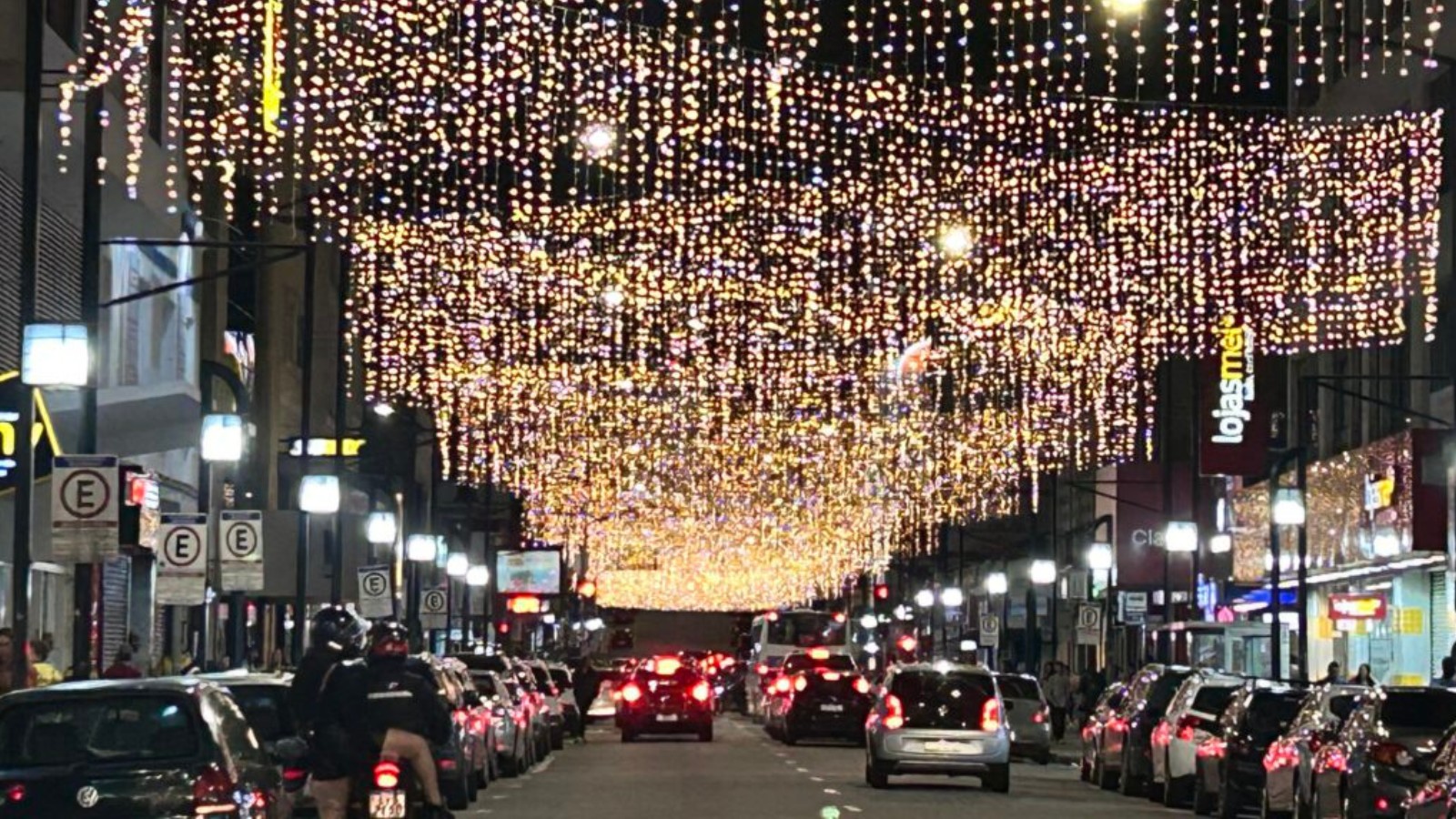 Comércio de Poços segue em horário especial de Natal