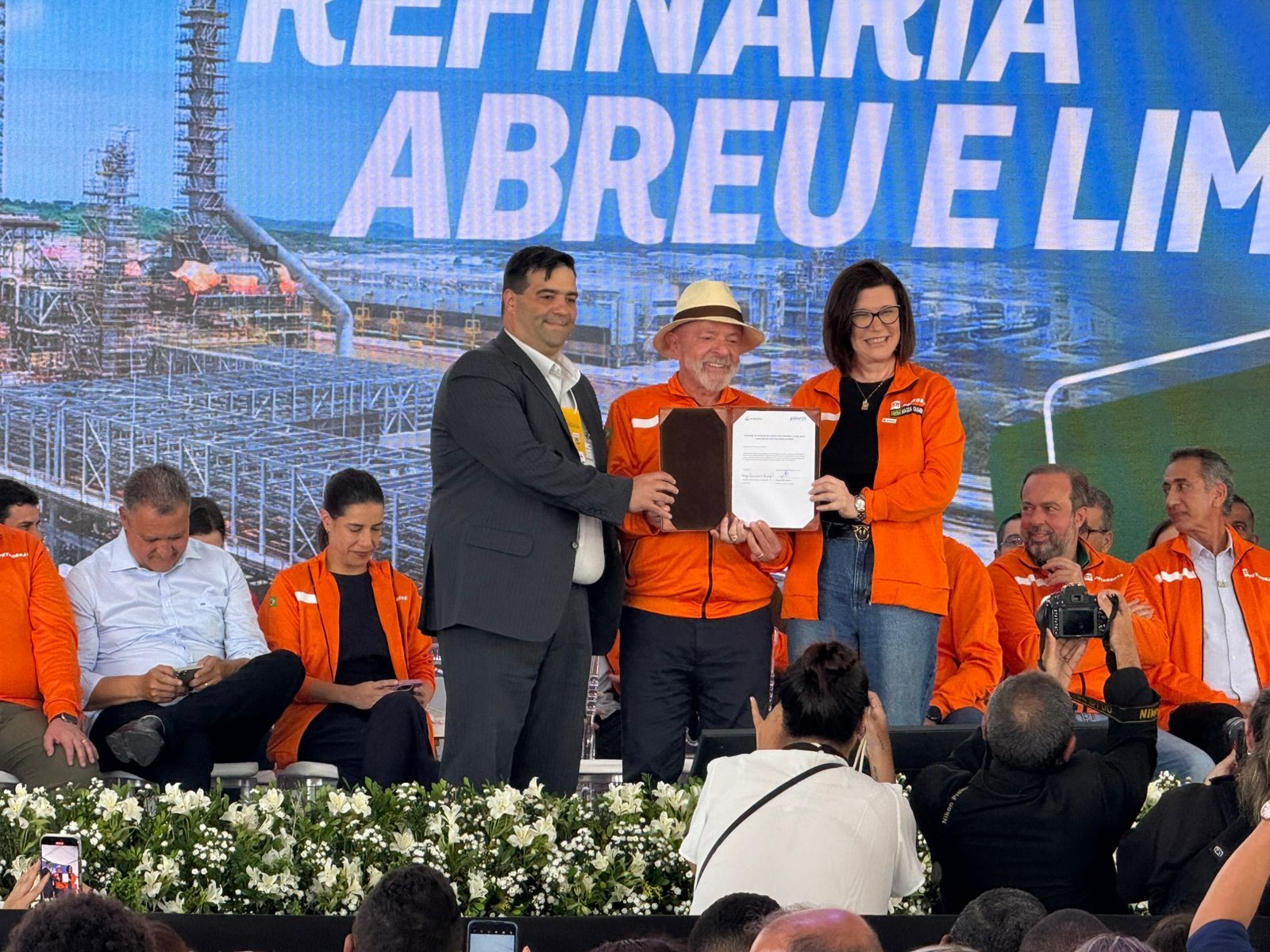 Lula inaugura ampliação de refinaria em Suape e defende mais investimento em transição energética: 'Um dia não teremos combustível fóssil'