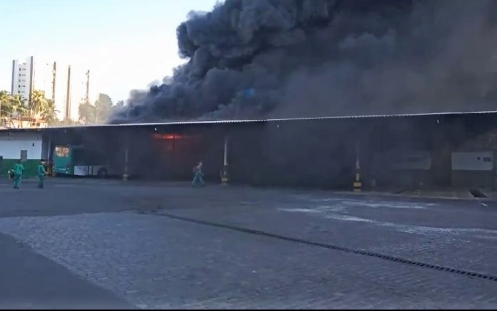 Incêndio atinge galpão ao lado de empresa de ônibus em Salvador; coletivos pegam fogo — Foto: Reprodução/Redes Sociais