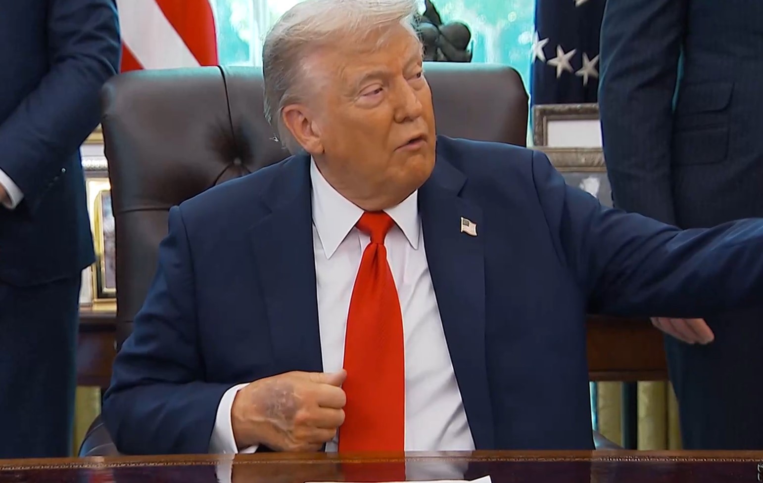 Trump aparece com hematoma na mão; Casa Branca fala em irritação na pele causada por aspirina e excesso de cumprimentos