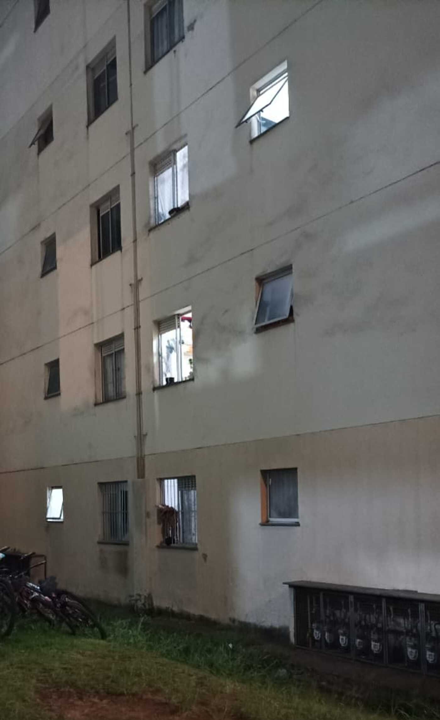 Mãe pula do 3º andar de prédio com filha para fugir de agressão em Suzano; criança está em estado grave