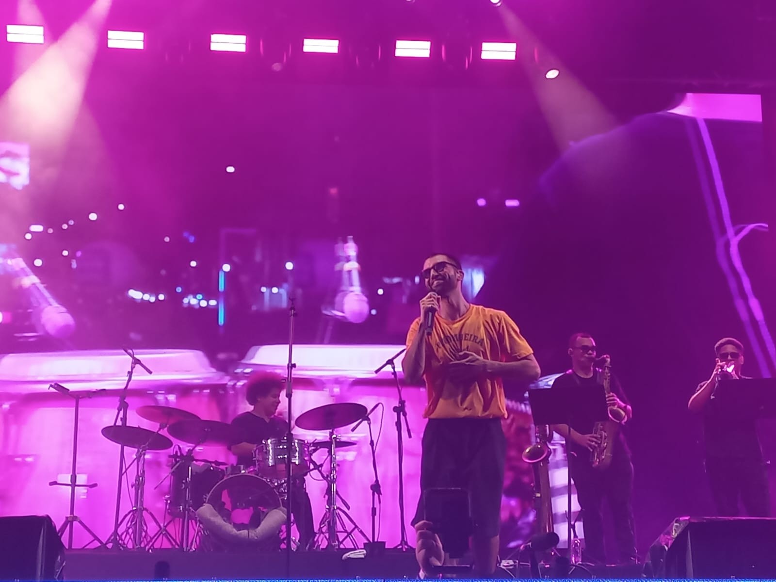 Com camisa da Pitombeira, Silva anima 3ª noite do carnaval do Recife; programação tem Liniker, Ludmilla e Neiff