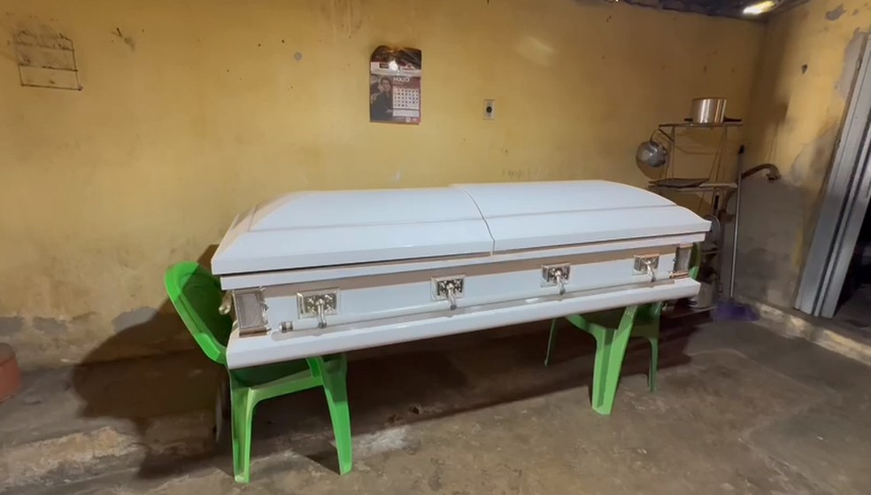 Caixão foi entregue à ex-funcionária de funerária como um acordo após ela ser desligada da empresa, em Monteiro, na Paraíba — Foto: Jucykelly Ventura/Acervo pessoal