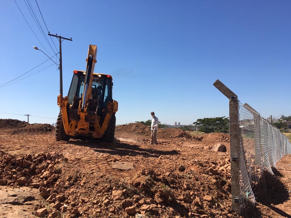 7 de 7
Trabalho com apoio de trator em agosto de 2020 no s&iacute;tio paleontol&oacute;gico, que fica no Parque dos Girass&oacute;is, em Presidente Prudente &mdash; Foto: Stephanie Fonseca/g1