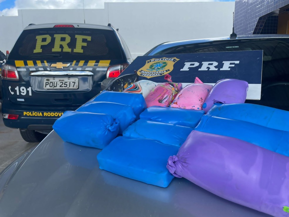 PRF apreendeu 11,5 quilos de substância análoga à cocaína e 3 quilos de substância análoga ao crack escondidos em tanque de carro abordado na BR-116, em Milagres. — Foto: PRF/ Divulgação