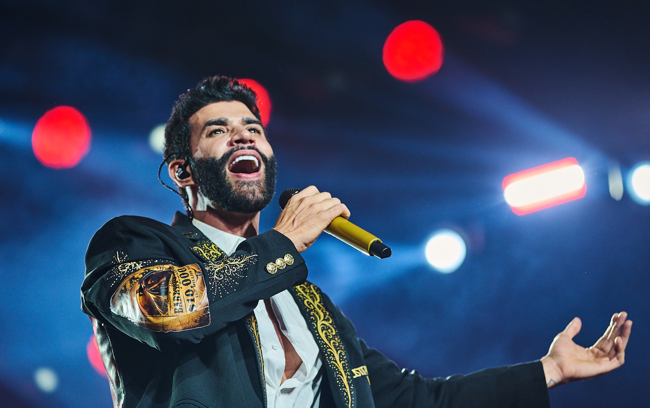Gusttavo Lima chora em show ao falar sobre carreira que começou em Goiânia há 20 anos: ‘Não tinha lugar nem para dormir, nem para comer’
