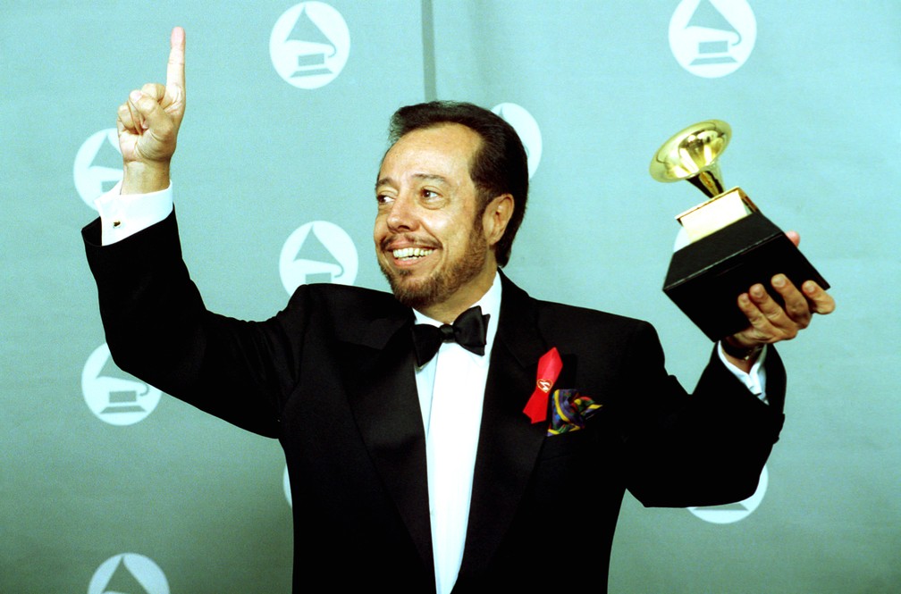 Sergio Mendes recebe o Grammy de Melhor Álbum de World Music por "Brasileirinho", em 1993 — Foto: AP Photo/Reed Saxon
