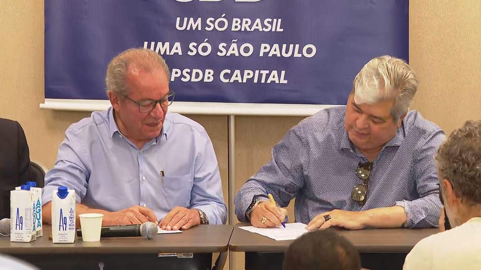 Datena e José Aníbal assinam ficha de filiação do apresentador ao PSDB. — Foto: Reprodução/TV Globo