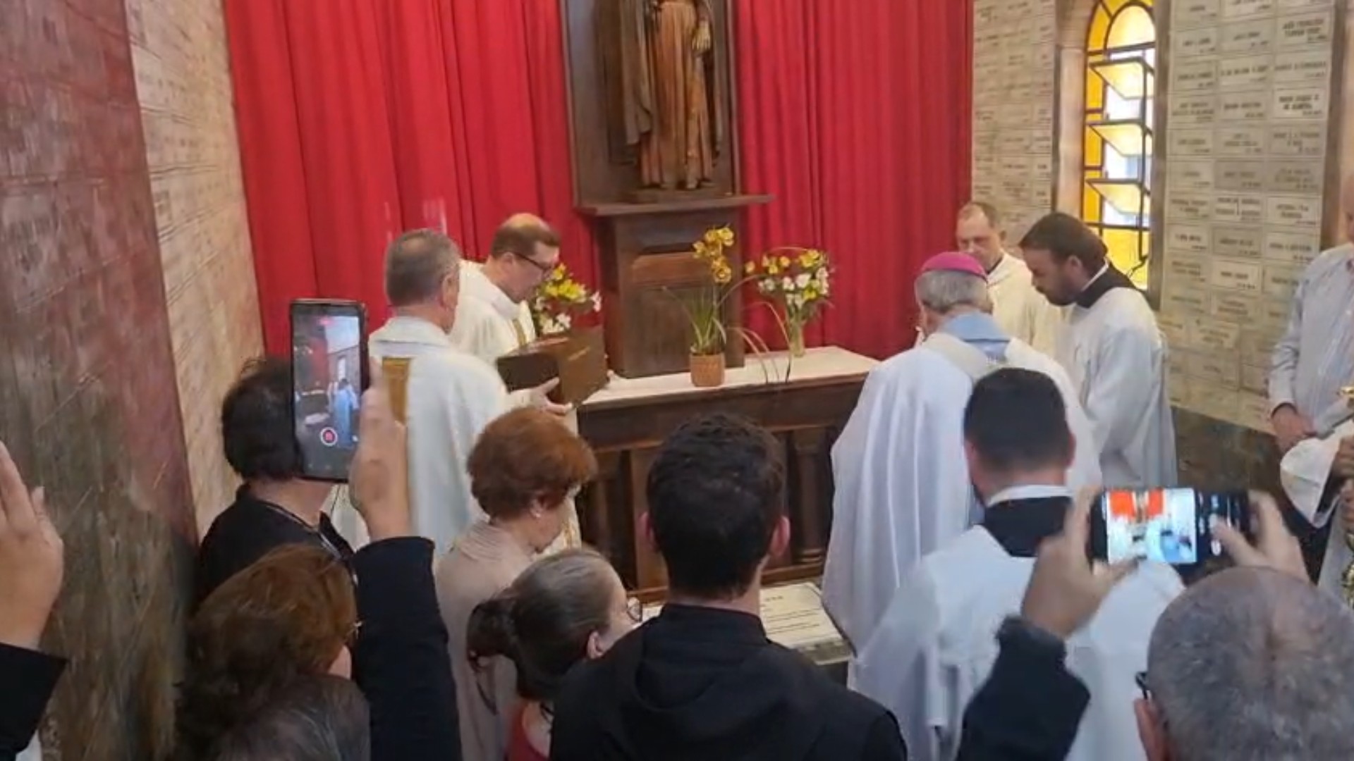 Restos mortais de Dom Tadeu Strünck são levados para sepultamento no altar de capela em Sorocaba
