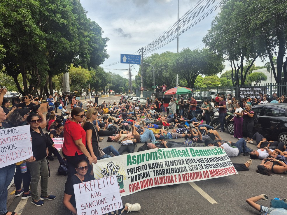 Professores em greve protestam contra reforma da previdência em frente à Prefeitura de Manaus — Foto: José Lima/Rede Amazônica