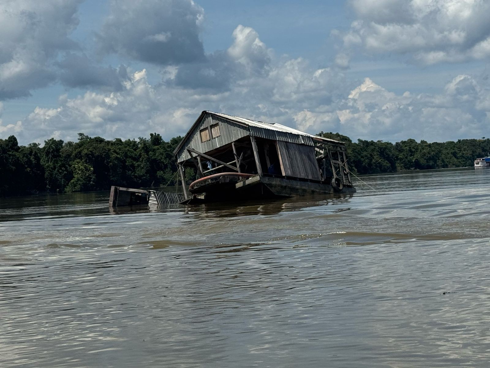 Operação destrói 16 dragas de garimpo ilegal encontradas em três rios no interior do Amazonas 
