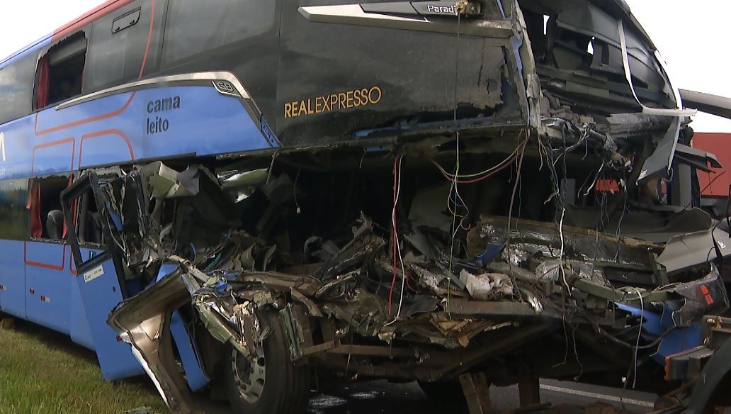 O que se sabe sobre batida entre ônibus e carreta com concreto que deixou feridos na Via Anhanguera