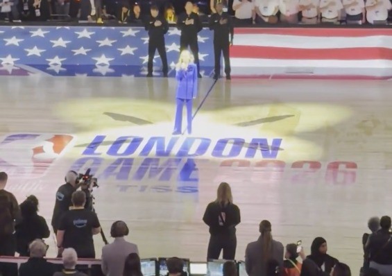 Homem grita 'deixem a Groelândia em paz' durante hino dos EUA em Londres e é ovacionado; VÍDEO