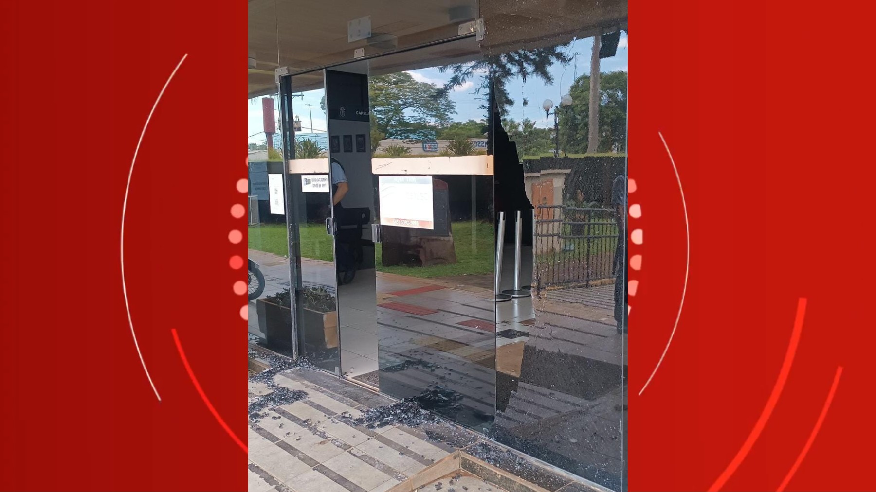 Homem joga pedras no Fórum de Cascavel e pede para ser preso para ‘manter-se vivo’, diz polícia