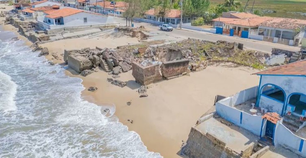 Área mais afetada pela força do mar em Baía da Traição é em volta da rodovia estadual PB-008, uma estrada muito movimentada, que dá acesso às aldeias e a pontos turísticos do local — Foto: TV Cabo Branco/Reprodução