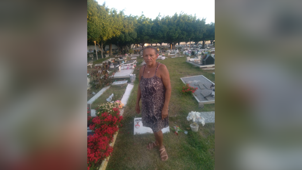Maria Trindade da Silva, de 64 anos, mora em casa dentro de um cemitério na cidade de Iguatu, Ceará. — Foto: Arquivo pessoal
