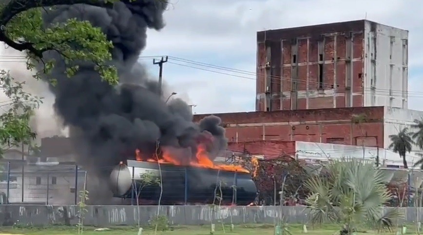 Caminhão-tanque pega fogo e interdita trânsito na BR-101, no Grande Recife; VÍDEO